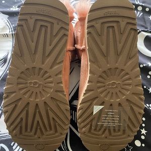NWT Light Ugg’s sun tan color fluff bow boots
